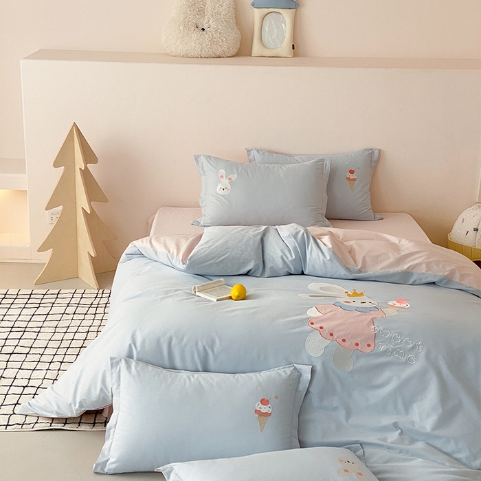 91家纺网 家纺一手货源 找家纺 润肤居 2026春夏新款全棉纯棉13372贴布绣四件套 小兔蛋糕-天蓝