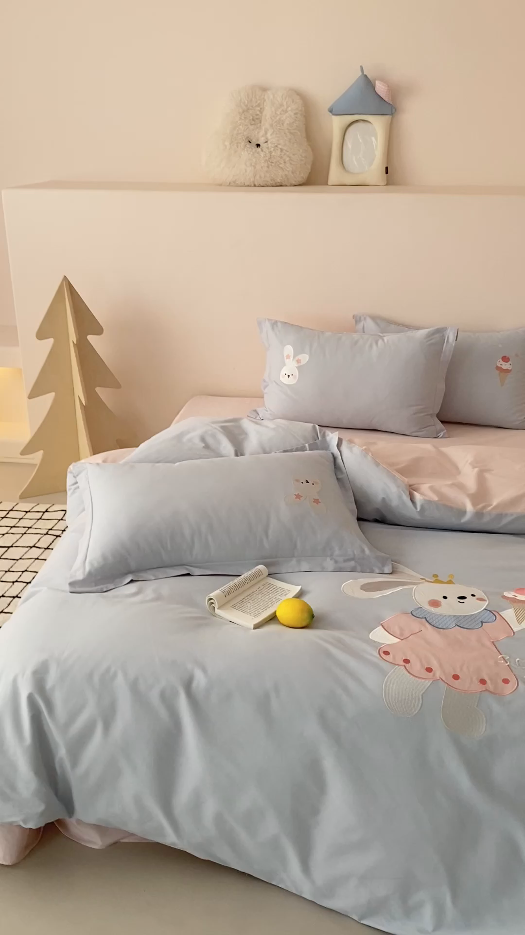 91家纺网 家纺一手货源 找家纺 润肤居 2026春夏新款全棉纯棉13372贴布绣四件套 小兔蛋糕-天蓝