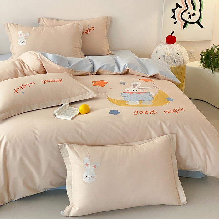 91家纺网 家纺一手货源 找家纺 润肤居 2026春夏新款全棉纯棉13372贴布绣四件套 月亮小兔-卡其