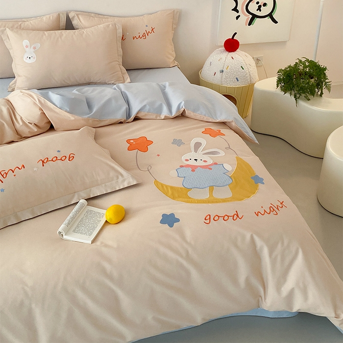 91家纺网 家纺一手货源 找家纺 润肤居 2026春夏新款全棉纯棉13372贴布绣四件套 月亮小兔-卡其