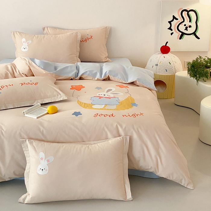 91家纺网 家纺一手货源 找家纺 润肤居 2026春夏新款全棉纯棉13372贴布绣四件套 月亮小兔-卡其