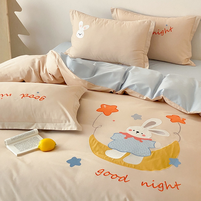 91家纺网 家纺一手货源 找家纺 润肤居 2026春夏新款全棉纯棉13372贴布绣四件套 月亮小兔-卡其