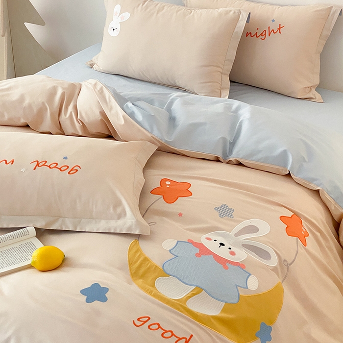 91家纺网 家纺一手货源 找家纺 润肤居 2026春夏新款全棉纯棉13372贴布绣四件套 月亮小兔-卡其