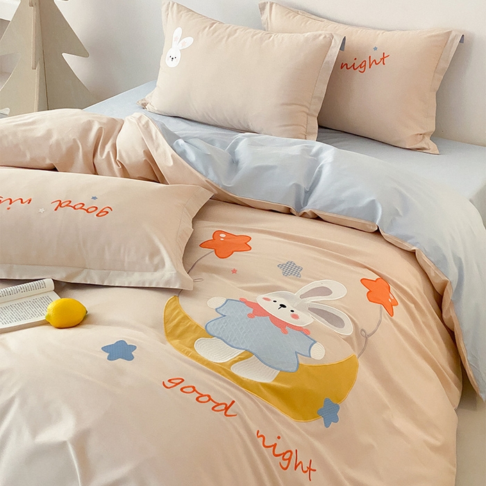 91家纺网 家纺一手货源 找家纺 润肤居 2026春夏新款全棉纯棉13372贴布绣四件套 月亮小兔-卡其