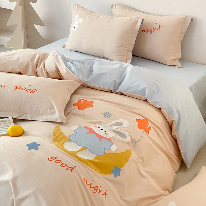 91家纺网 家纺一手货源 找家纺 润肤居 2026春夏新款全棉纯棉13372贴布绣四件套 月亮小兔-卡其