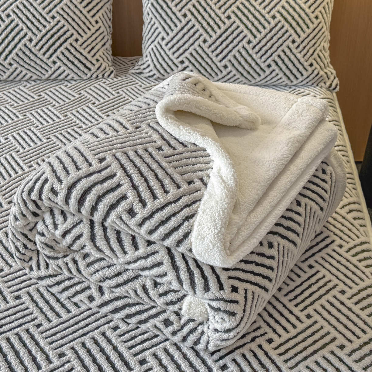 91家纺网 家纺一手货源 找家纺 可恩欣 2026新款舒棉绒提花防水床笠-利奥 利奥-皓月