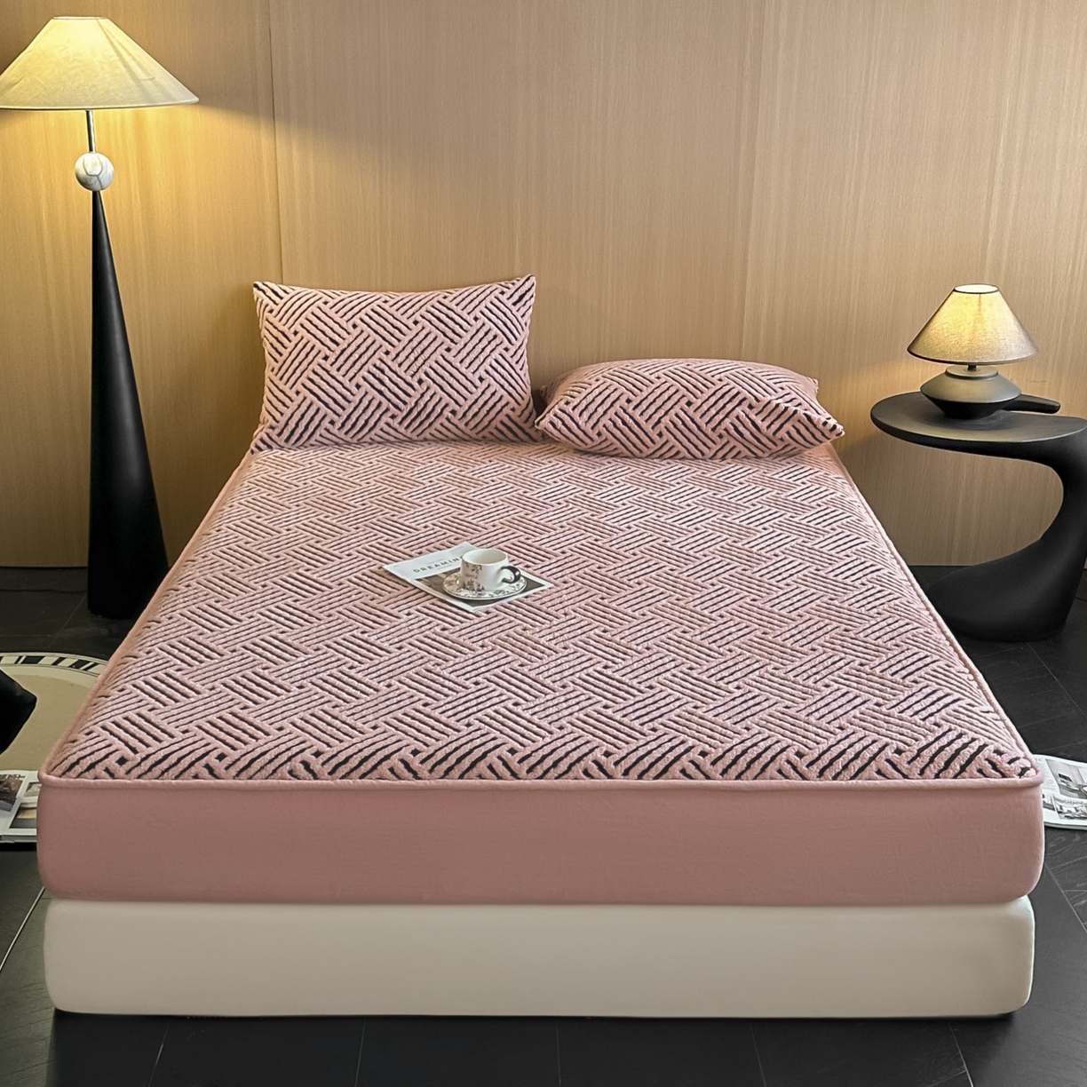 91家纺网 家纺一手货源 找家纺 可恩欣 2026新款舒棉绒提花防水床笠-利奥 利奥-杏粉