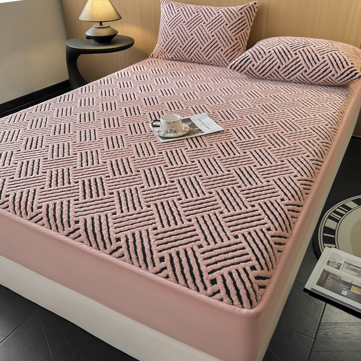 91家纺网 家纺一手货源 找家纺 可恩欣 2026新款舒棉绒提花防水床笠-利奥 利奥-杏粉