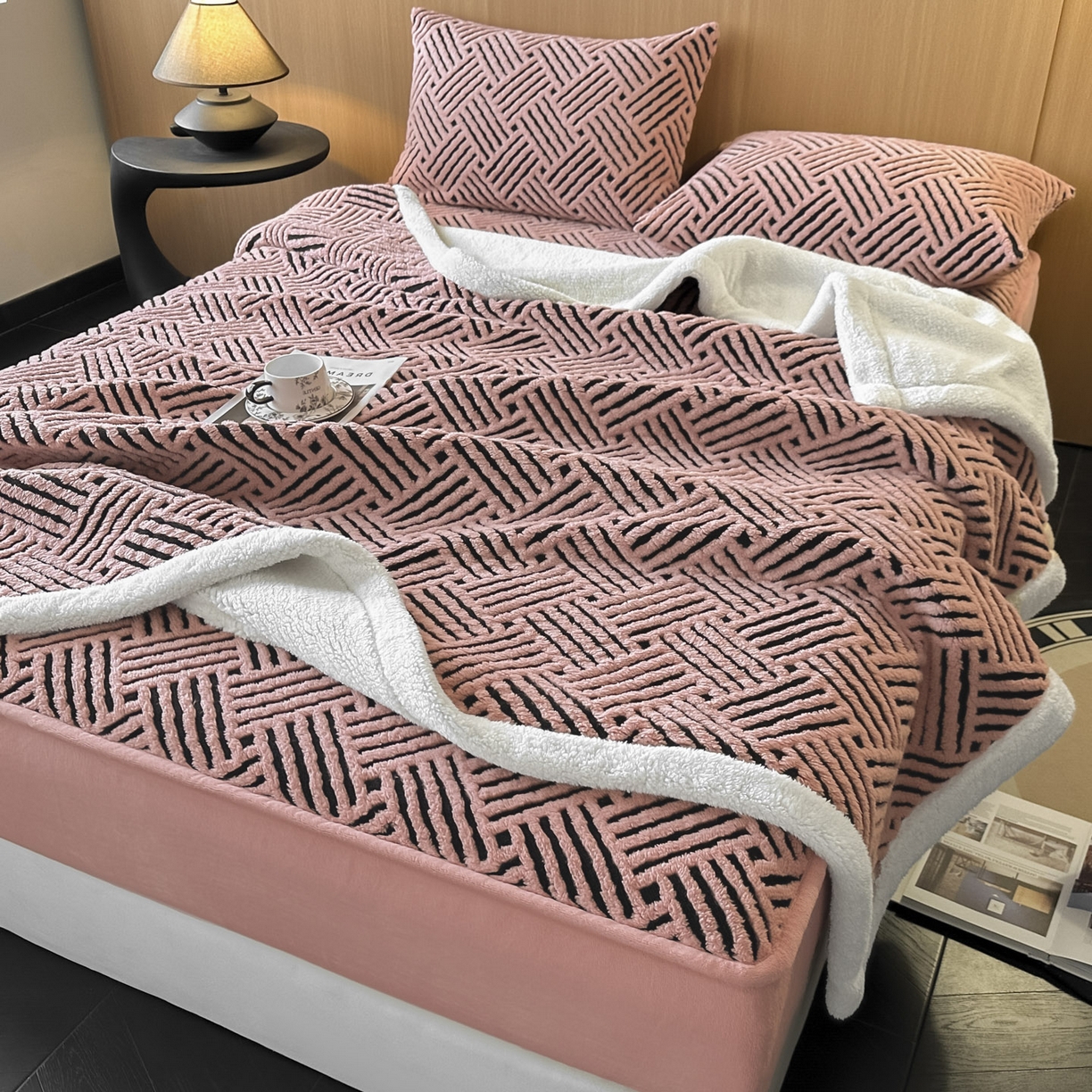 91家纺网 家纺一手货源 找家纺 可恩欣 2026新款舒棉绒提花防水床笠-利奥 利奥-杏粉