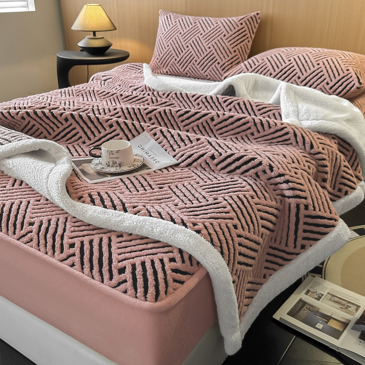 91家纺网 家纺一手货源 找家纺 可恩欣 2026新款舒棉绒提花防水床笠-利奥 利奥-杏粉