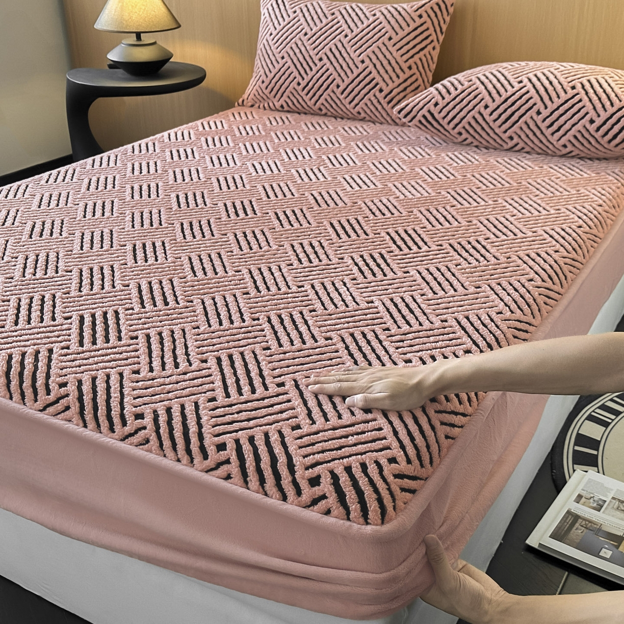 91家纺网 家纺一手货源 找家纺 可恩欣 2026新款舒棉绒提花防水床笠-利奥 利奥-杏粉