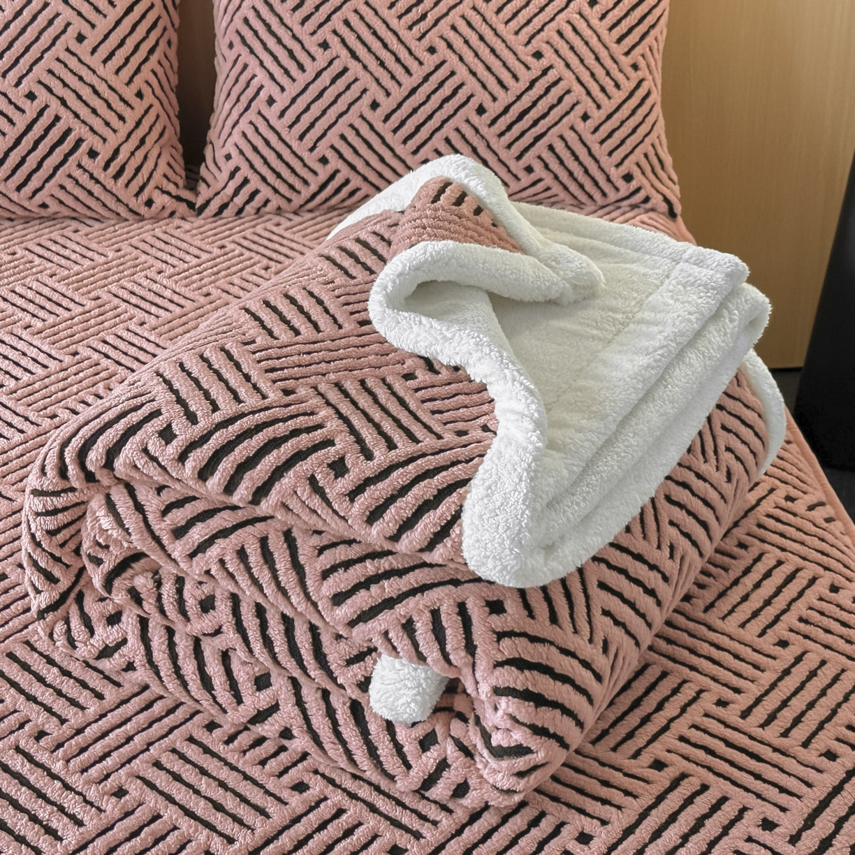 91家纺网 家纺一手货源 找家纺 可恩欣 2026新款舒棉绒提花防水床笠-利奥 利奥-杏粉