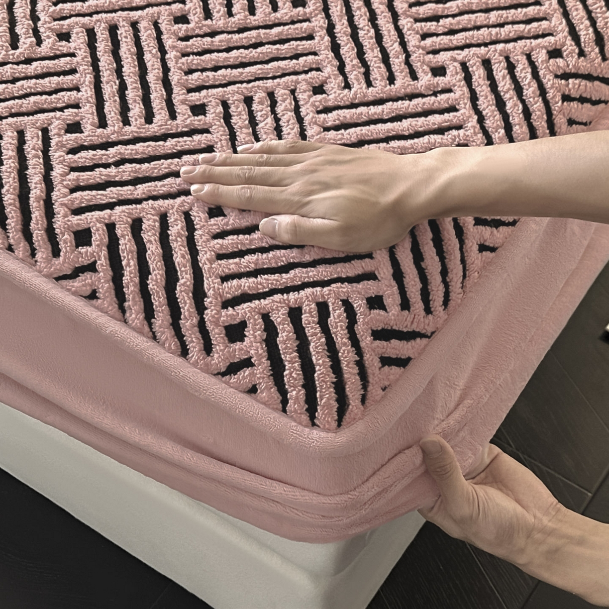 91家纺网 家纺一手货源 找家纺 可恩欣 2026新款舒棉绒提花防水床笠-利奥 利奥-杏粉