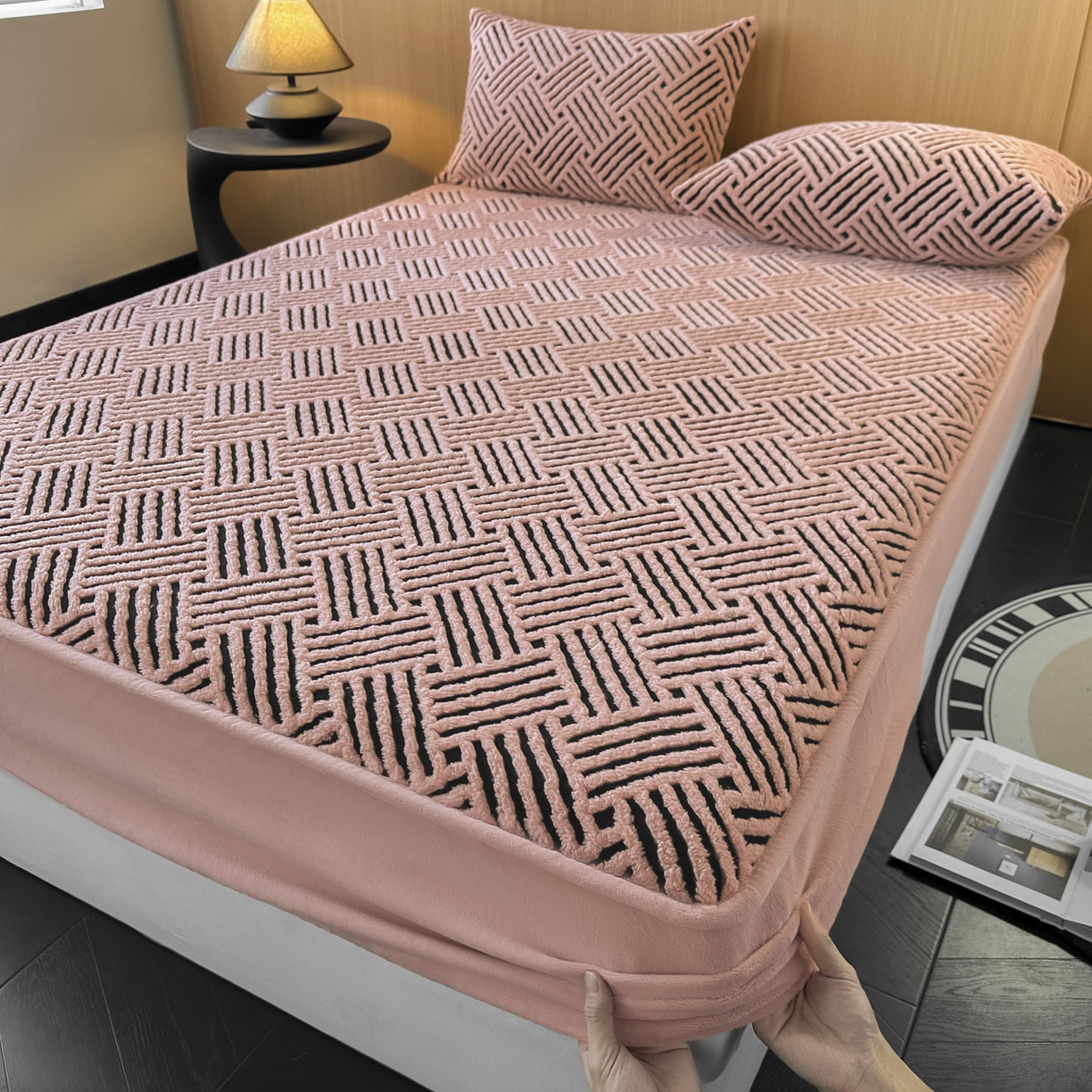 91家纺网 家纺一手货源 找家纺 可恩欣 2026新款舒棉绒提花防水床笠-利奥 利奥-杏粉