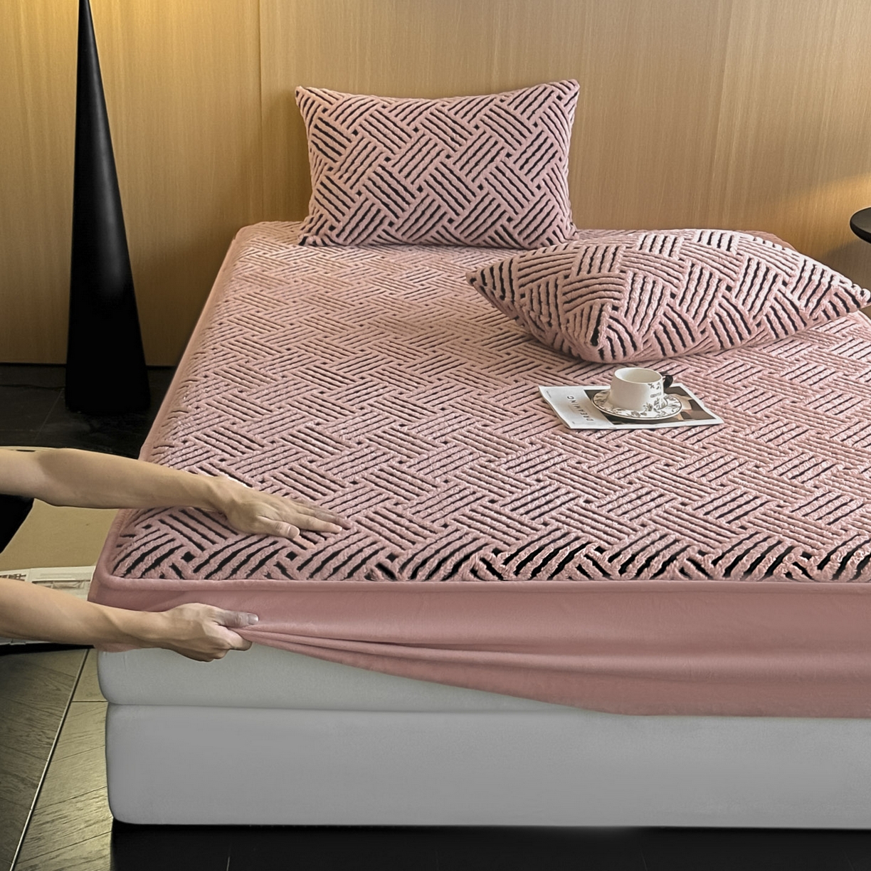 91家纺网 家纺一手货源 找家纺 可恩欣 2026新款舒棉绒提花防水床笠-利奥 利奥-杏粉