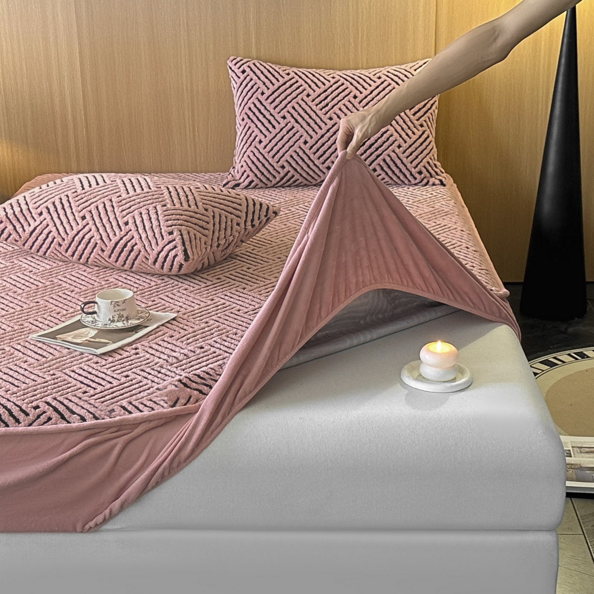 91家纺网 家纺一手货源 找家纺 可恩欣 2026新款舒棉绒提花防水床笠-利奥 利奥-杏粉