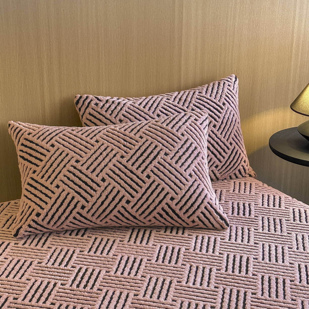 91家纺网 家纺一手货源 找家纺 可恩欣 2026新款舒棉绒提花防水床笠-利奥 利奥-杏粉