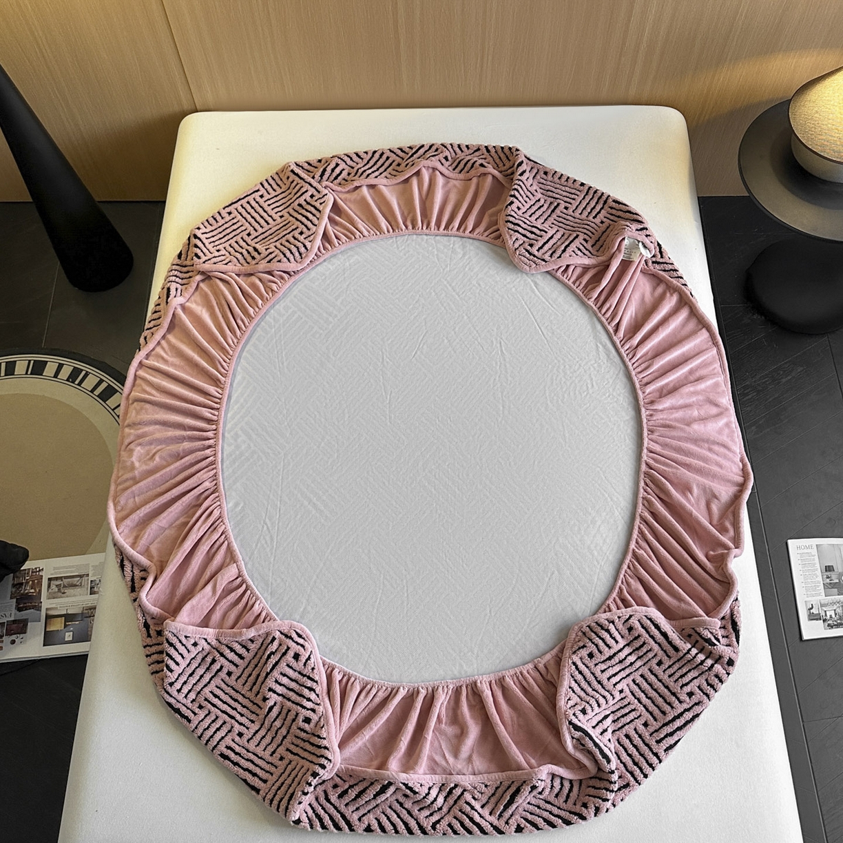 91家纺网 家纺一手货源 找家纺 可恩欣 2026新款舒棉绒提花防水床笠-利奥 利奥-杏粉