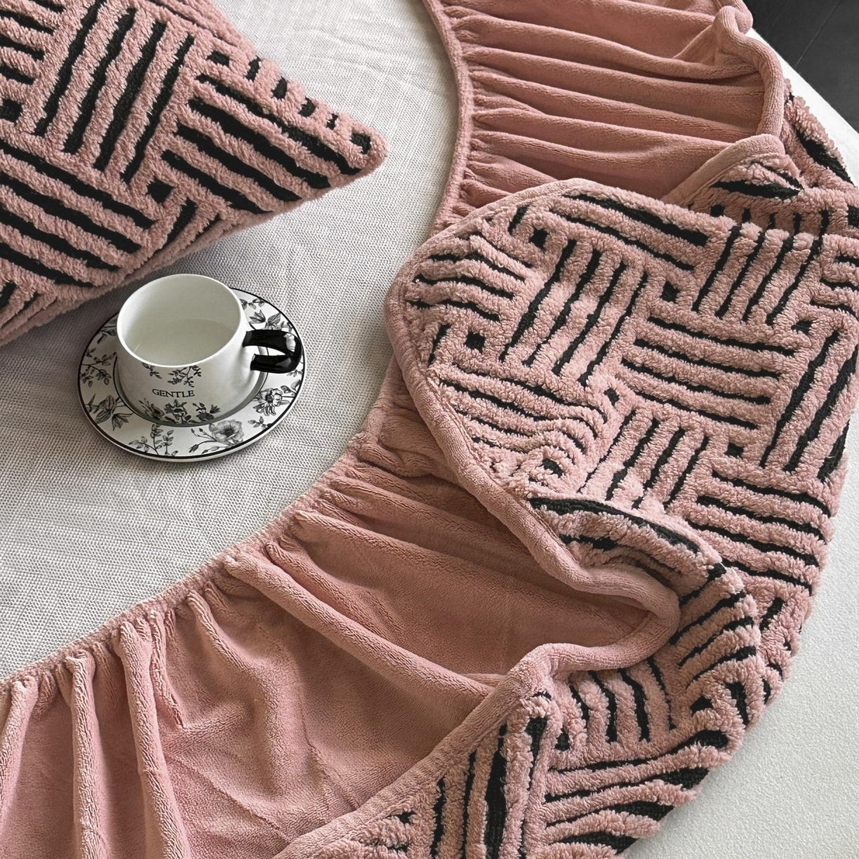 91家纺网 家纺一手货源 找家纺 可恩欣 2026新款舒棉绒提花防水床笠-利奥 利奥-杏粉