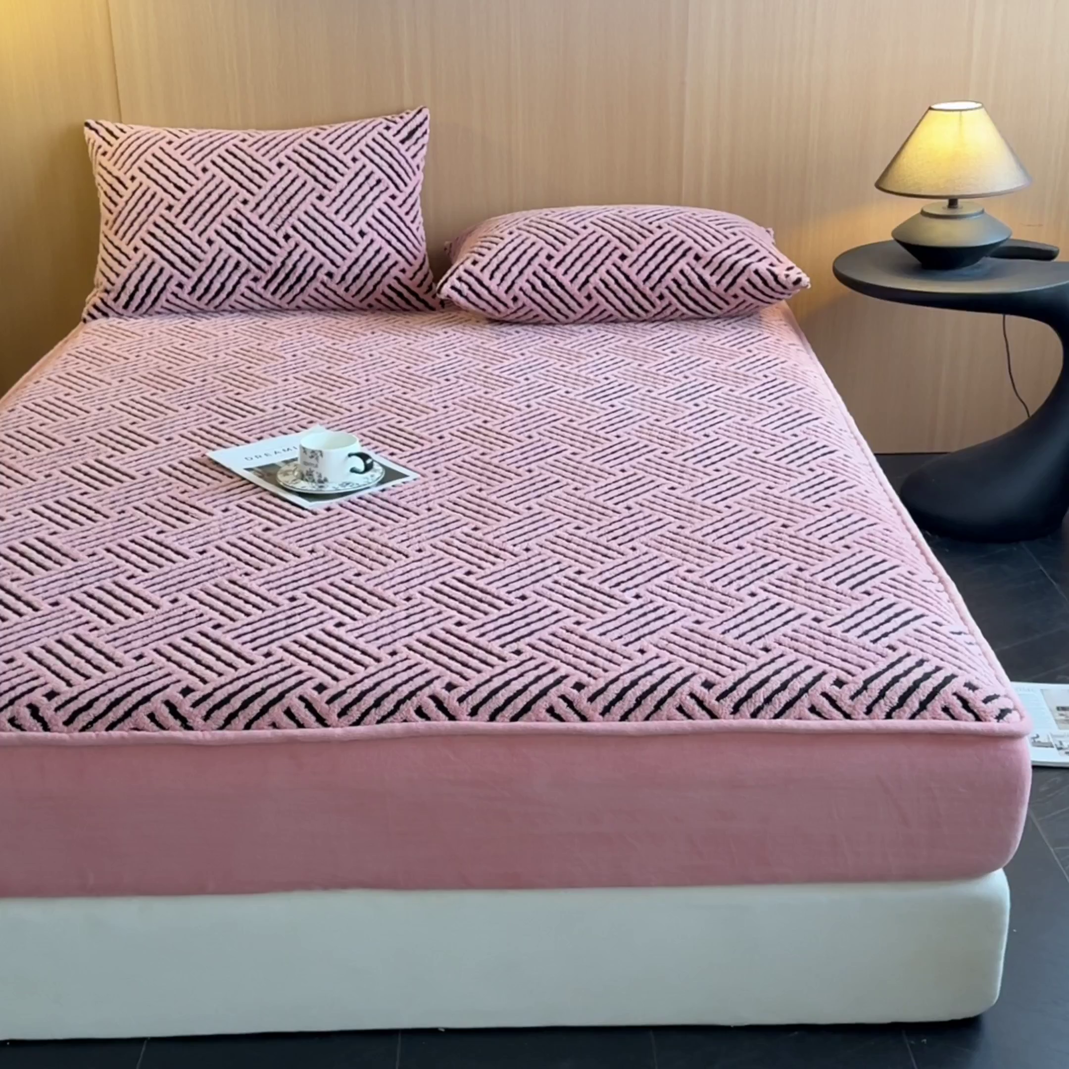 91家纺网 家纺一手货源 找家纺 可恩欣 2026新款舒棉绒提花防水床笠-利奥 利奥-杏粉