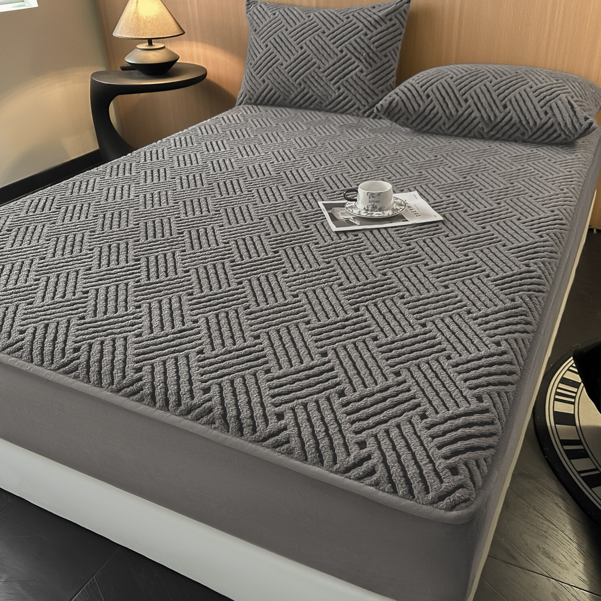 91家纺网 家纺一手货源 找家纺 可恩欣 2026新款舒棉绒提花防水床笠-利奥 利奥-玄灰