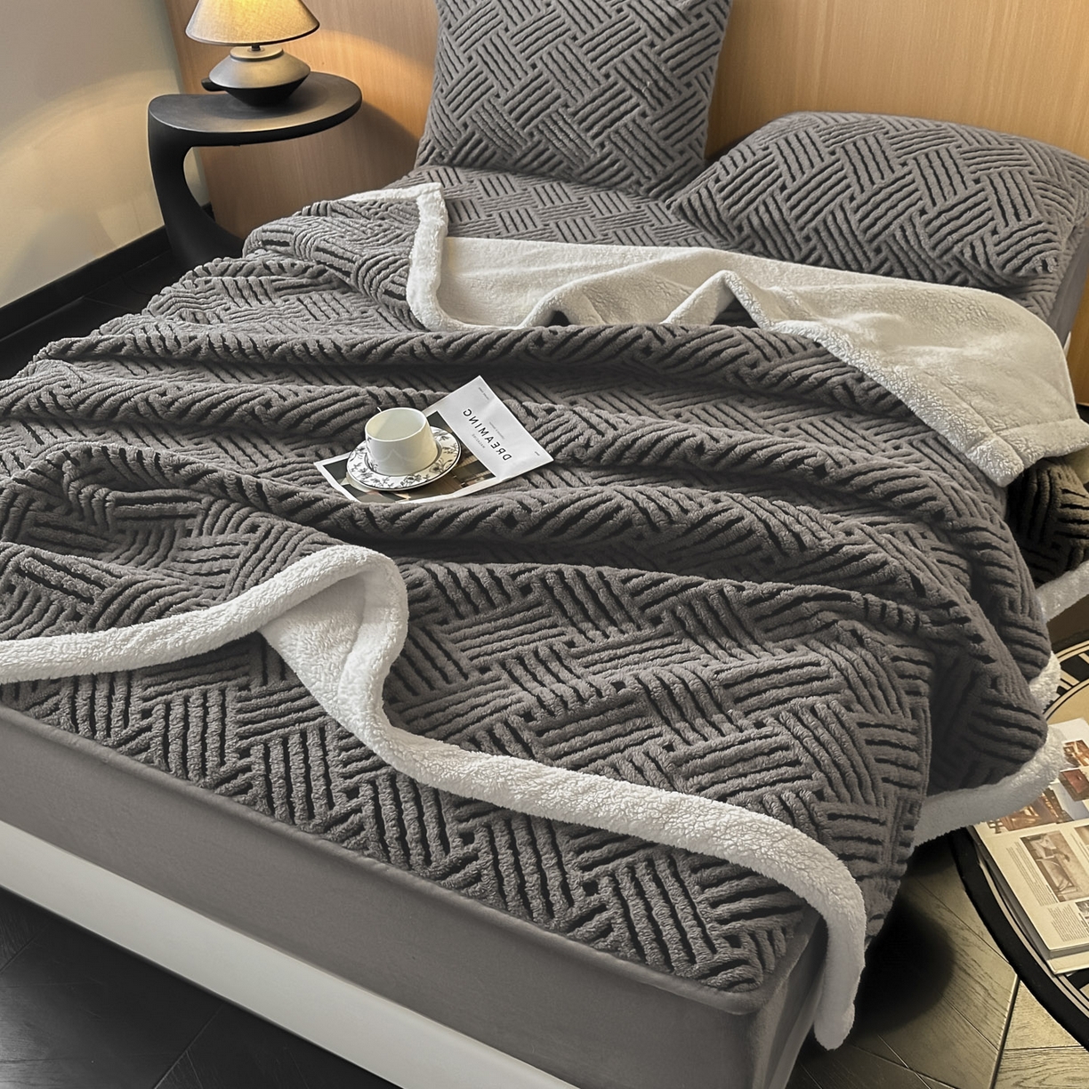 91家纺网 家纺一手货源 找家纺 可恩欣 2026新款舒棉绒提花防水床笠-利奥 利奥-玄灰