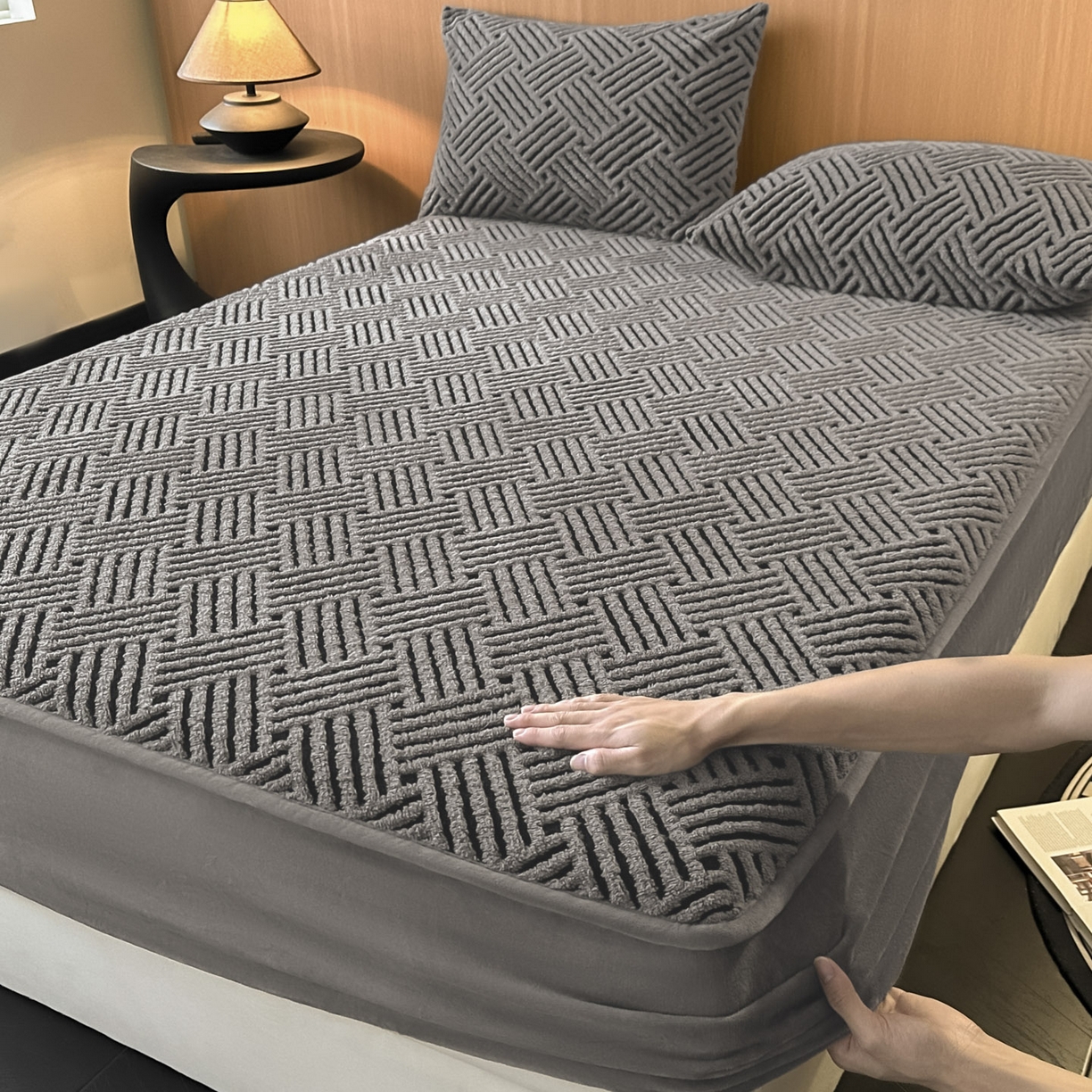 91家纺网 家纺一手货源 找家纺 可恩欣 2026新款舒棉绒提花防水床笠-利奥 利奥-玄灰