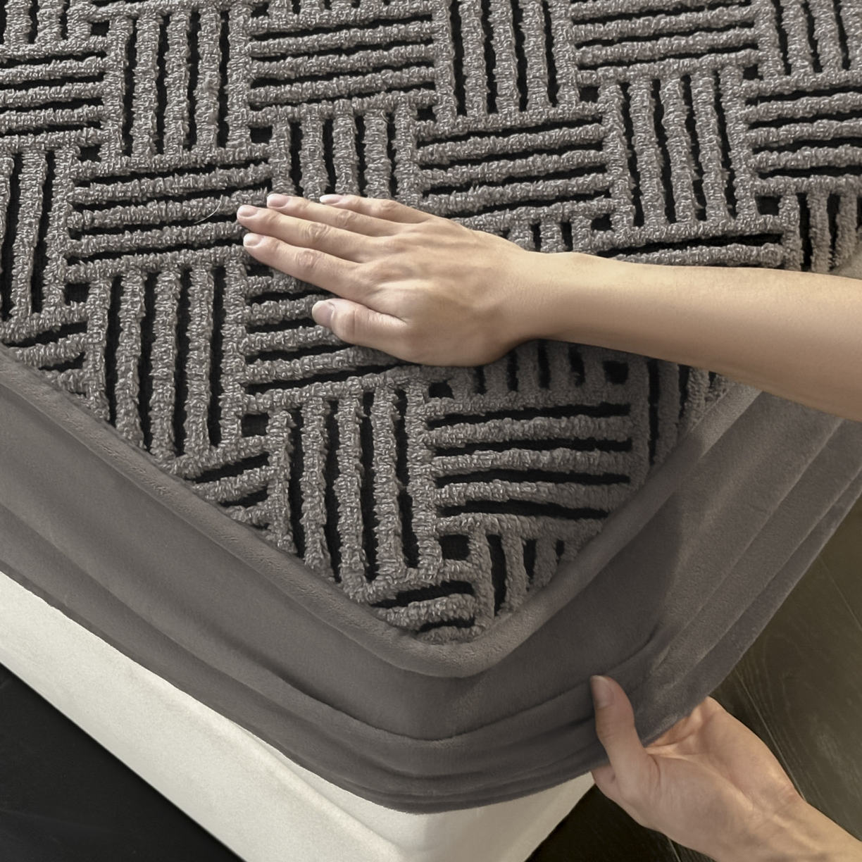 91家纺网 家纺一手货源 找家纺 可恩欣 2026新款舒棉绒提花防水床笠-利奥 利奥-玄灰