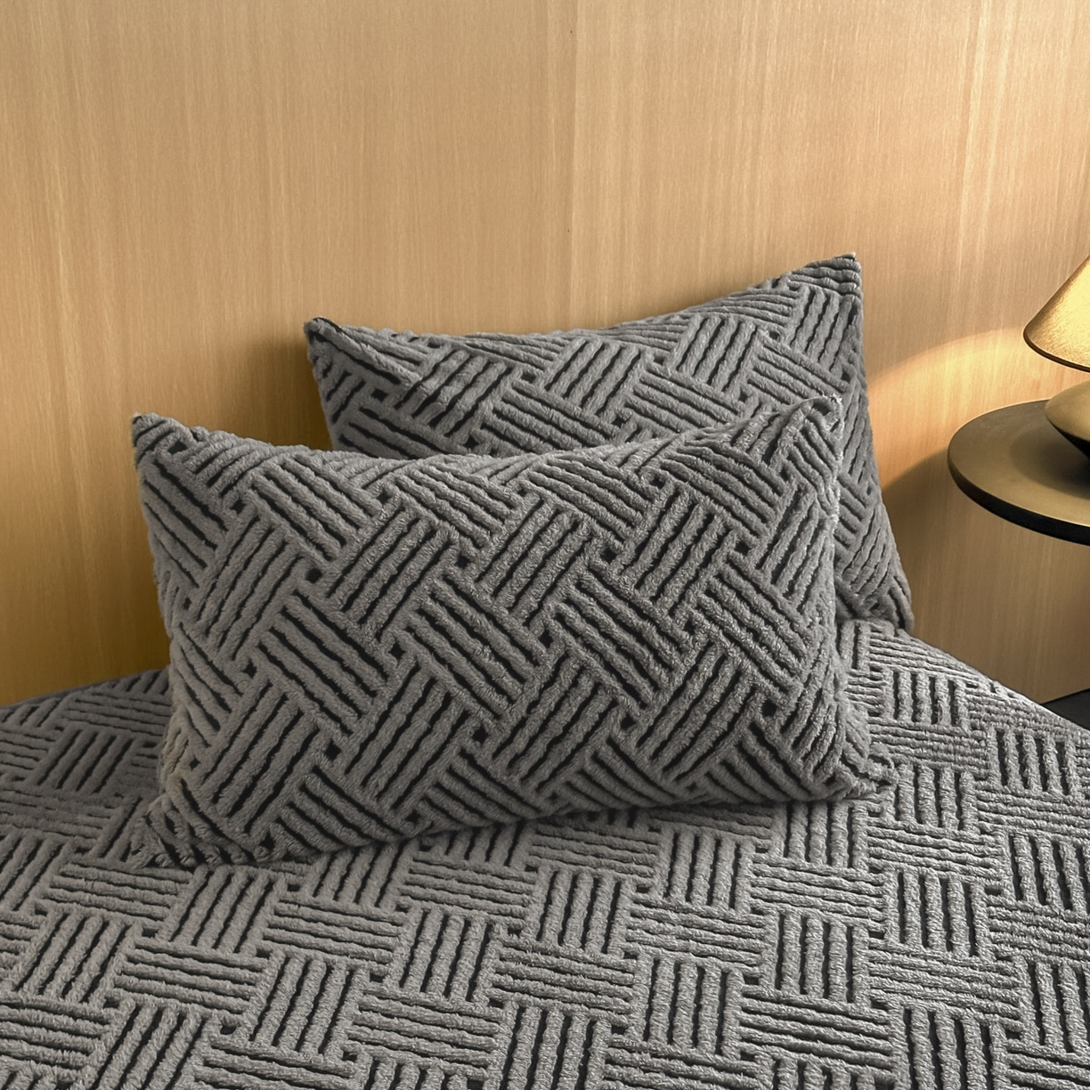 91家纺网 家纺一手货源 找家纺 可恩欣 2026新款舒棉绒提花防水床笠-利奥 利奥-玄灰