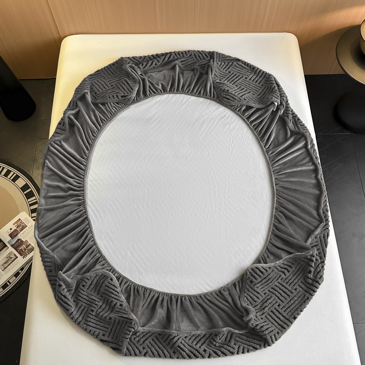 91家纺网 家纺一手货源 找家纺 可恩欣 2026新款舒棉绒提花防水床笠-利奥 利奥-玄灰