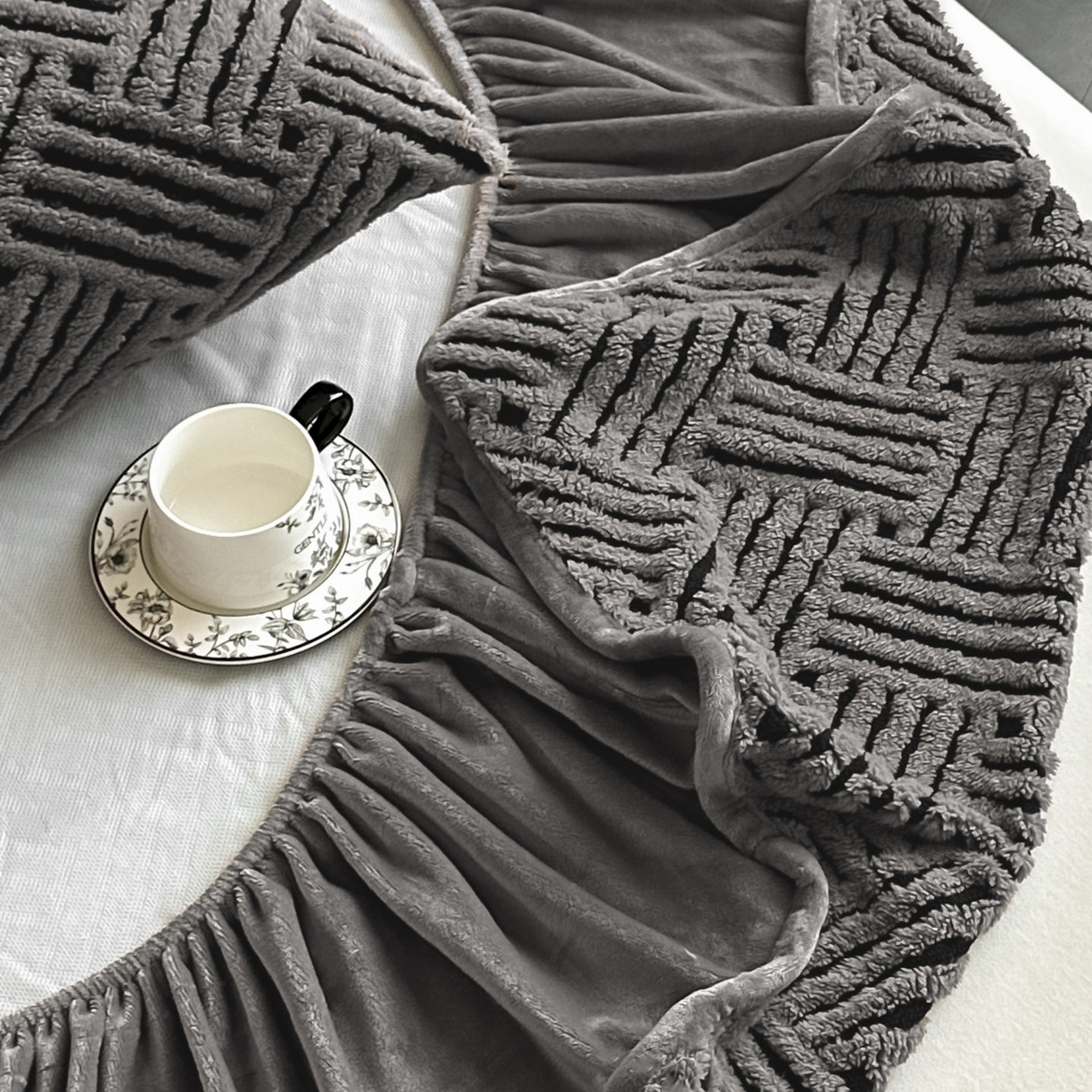 91家纺网 家纺一手货源 找家纺 可恩欣 2026新款舒棉绒提花防水床笠-利奥 利奥-玄灰