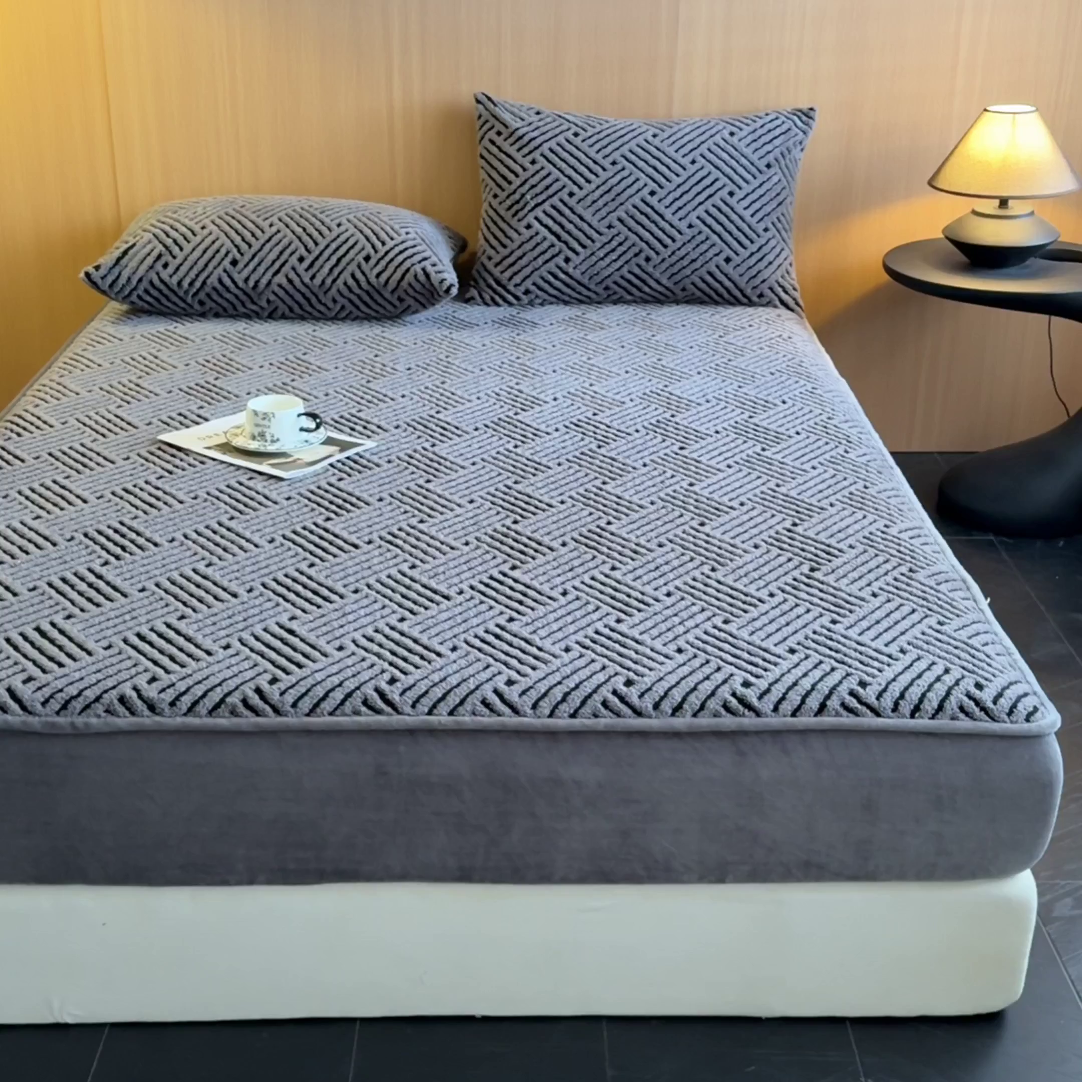 91家纺网 家纺一手货源 找家纺 可恩欣 2026新款舒棉绒提花防水床笠-利奥 利奥-玄灰