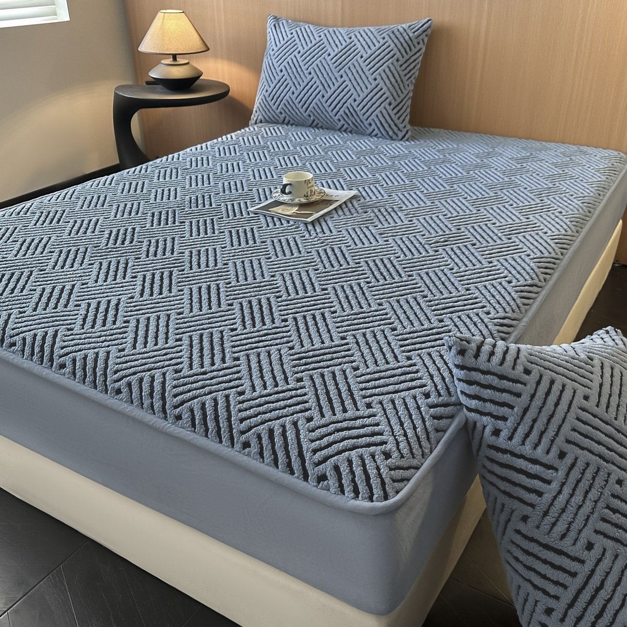 91家纺网 家纺一手货源 找家纺 可恩欣 2026新款舒棉绒提花防水床笠-利奥 利奥-远蓝