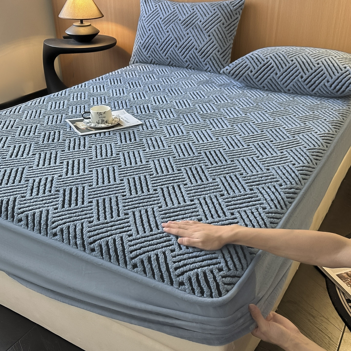 91家纺网 家纺一手货源 找家纺 可恩欣 2026新款舒棉绒提花防水床笠-利奥 利奥-远蓝