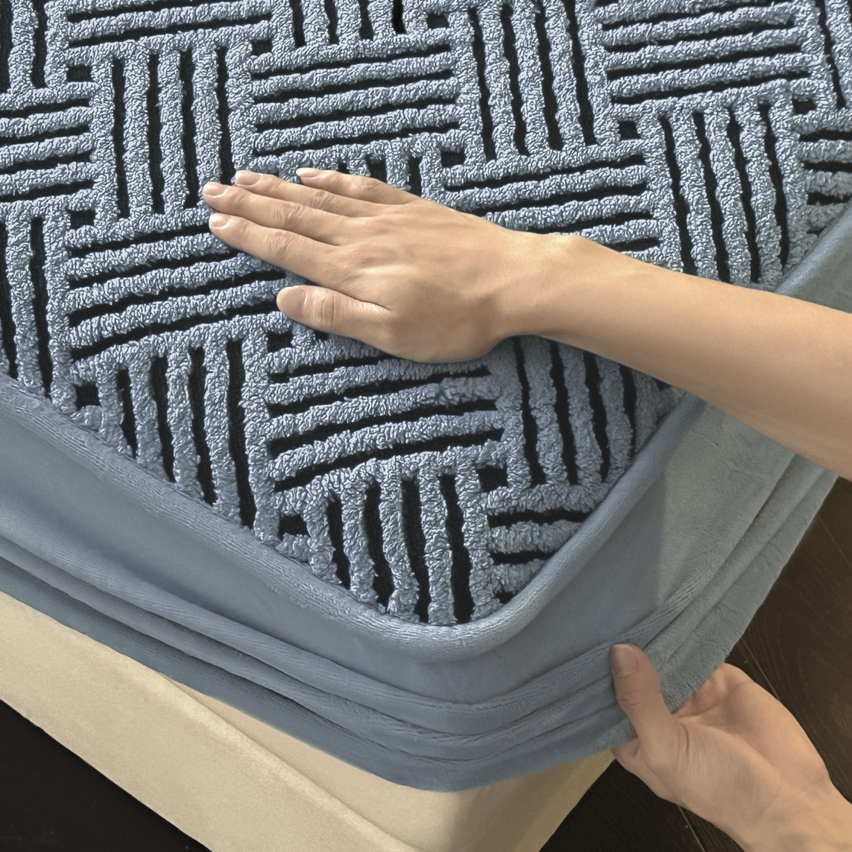 91家纺网 家纺一手货源 找家纺 可恩欣 2026新款舒棉绒提花防水床笠-利奥 利奥-远蓝