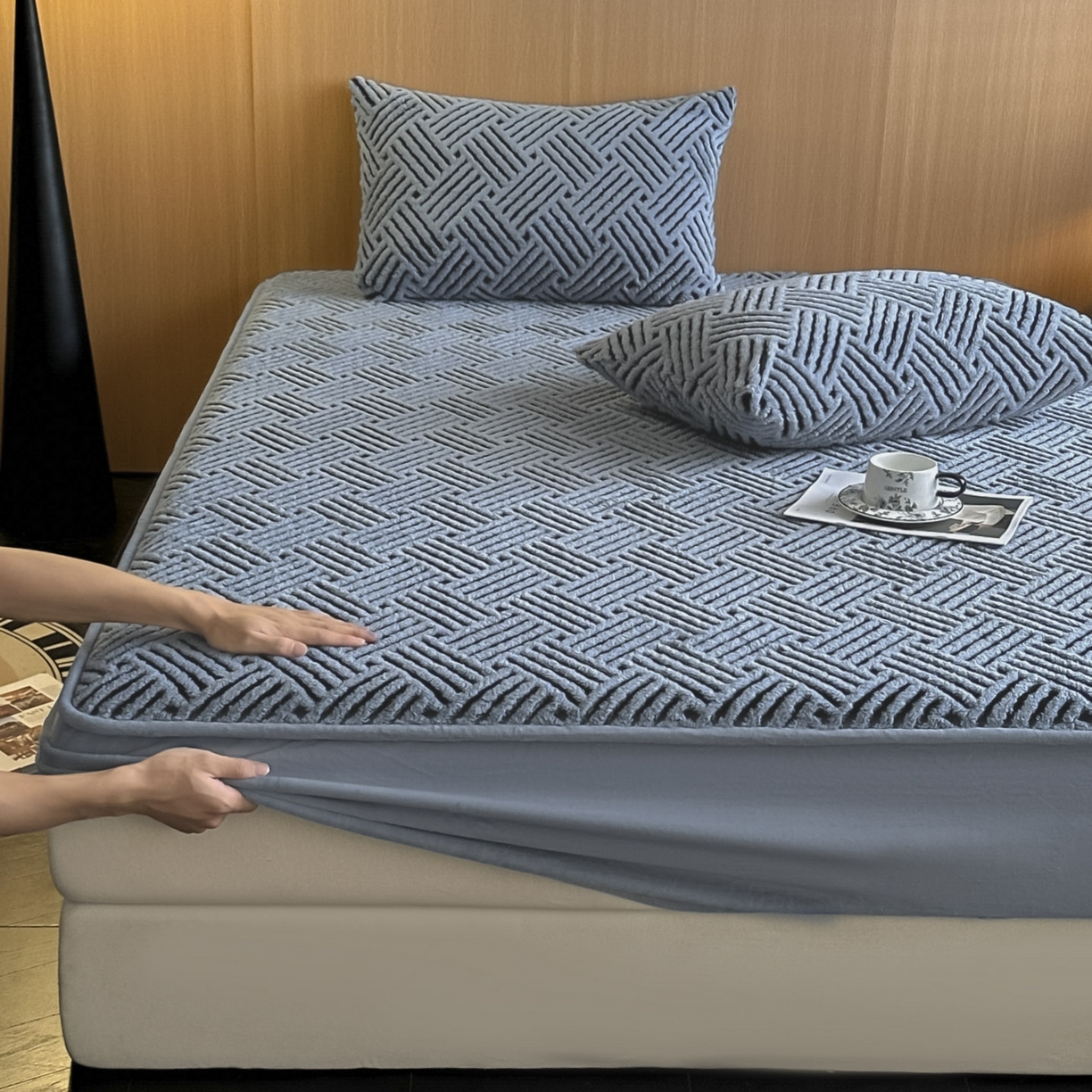 91家纺网 家纺一手货源 找家纺 可恩欣 2026新款舒棉绒提花防水床笠-利奥 利奥-远蓝