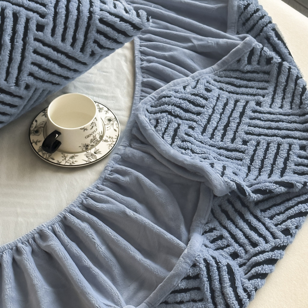 91家纺网 家纺一手货源 找家纺 可恩欣 2026新款舒棉绒提花防水床笠-利奥 利奥-远蓝