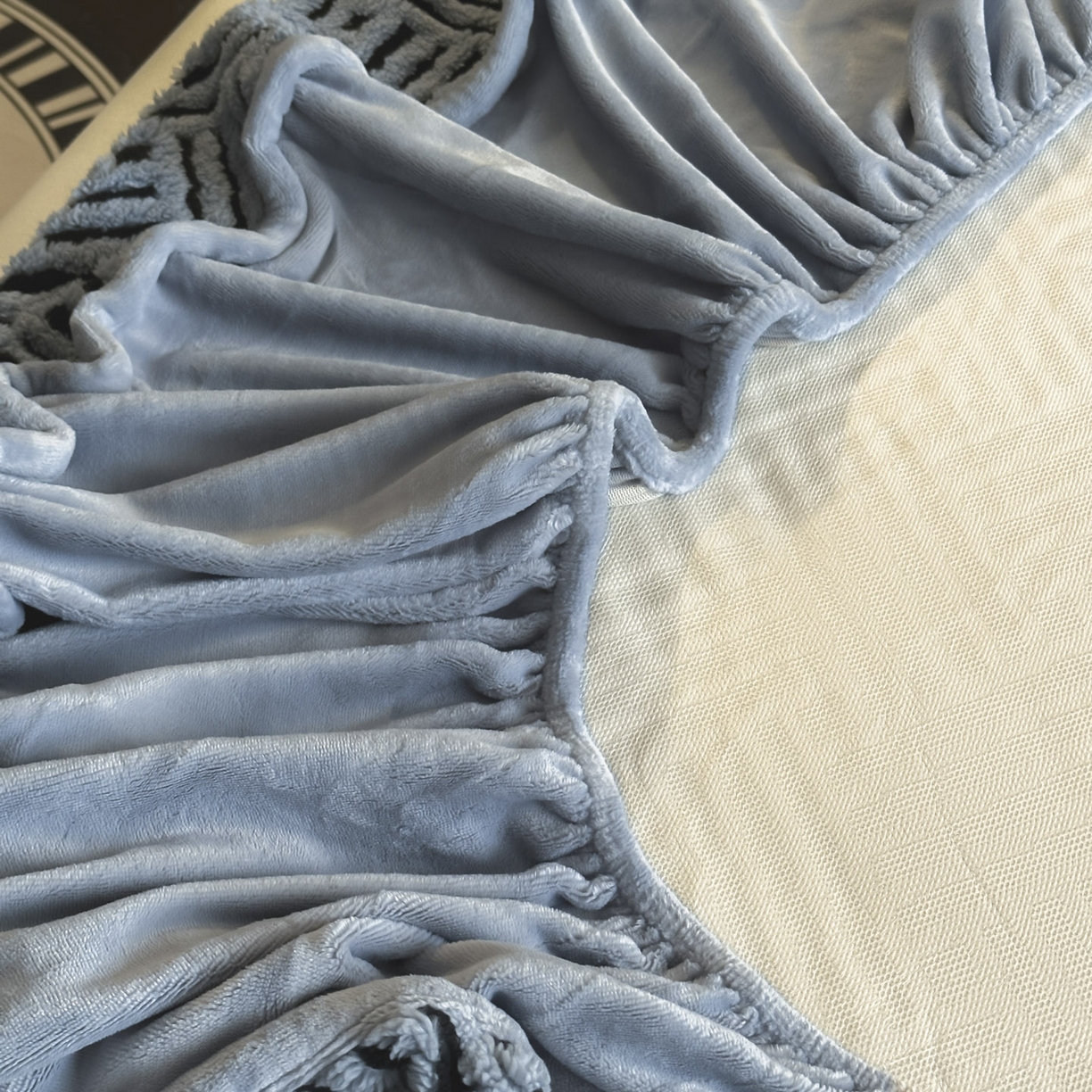 91家纺网 家纺一手货源 找家纺 可恩欣 2026新款舒棉绒提花防水床笠-利奥 利奥-远蓝