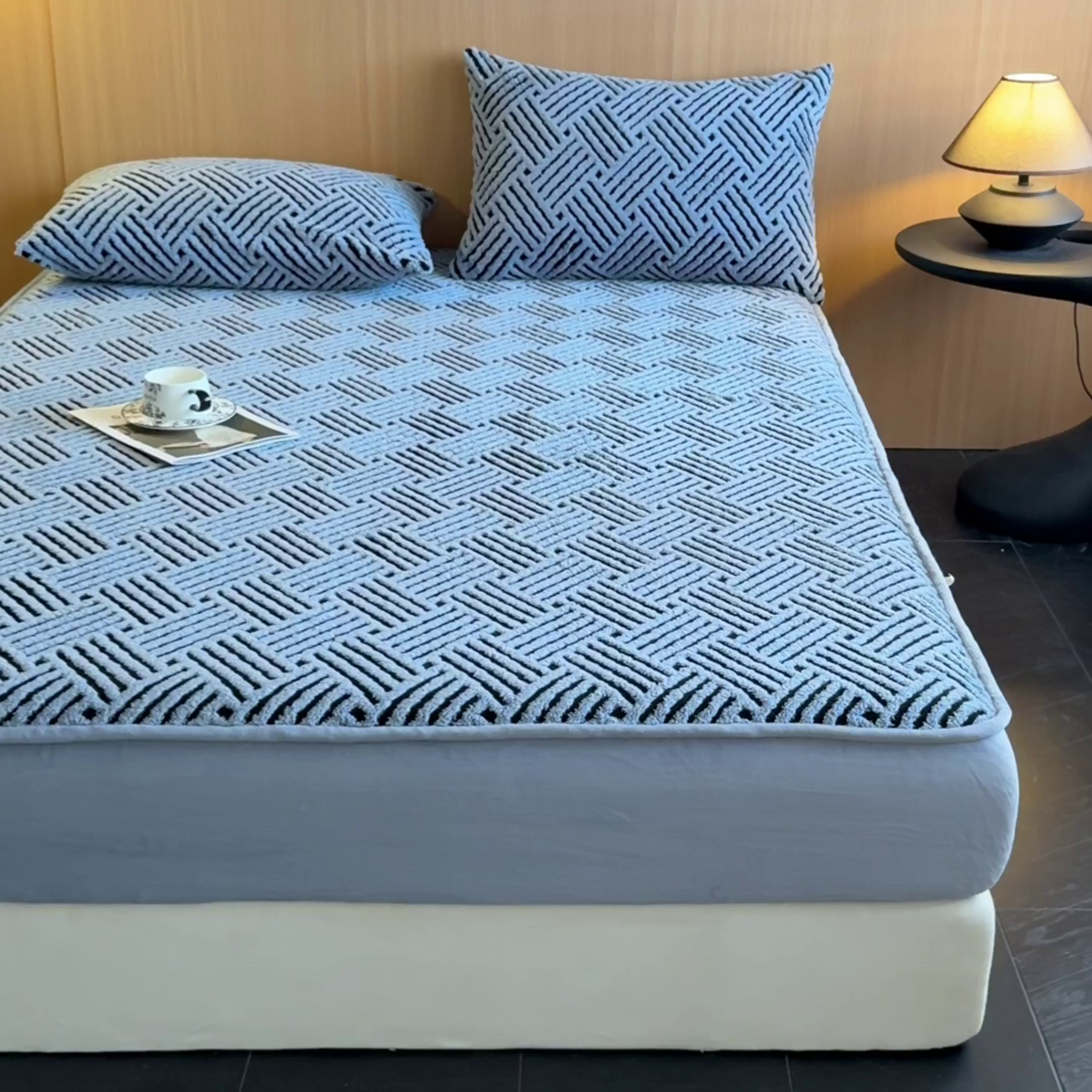 91家纺网 家纺一手货源 找家纺 可恩欣 2026新款舒棉绒提花防水床笠-利奥 利奥-远蓝