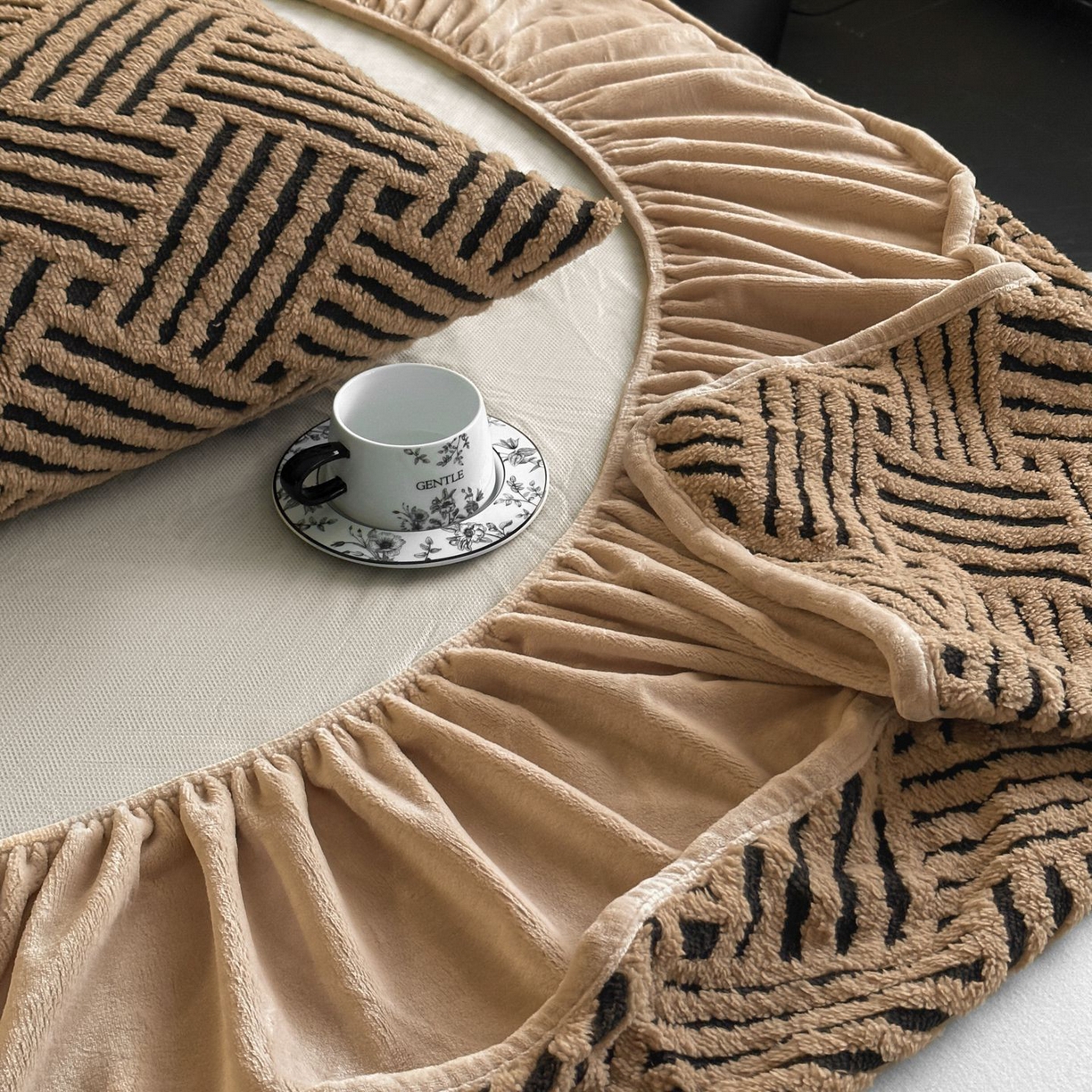 91家纺网 家纺一手货源 找家纺 可恩欣 2026新款舒棉绒提花防水床笠-利奥 利奥-云咖