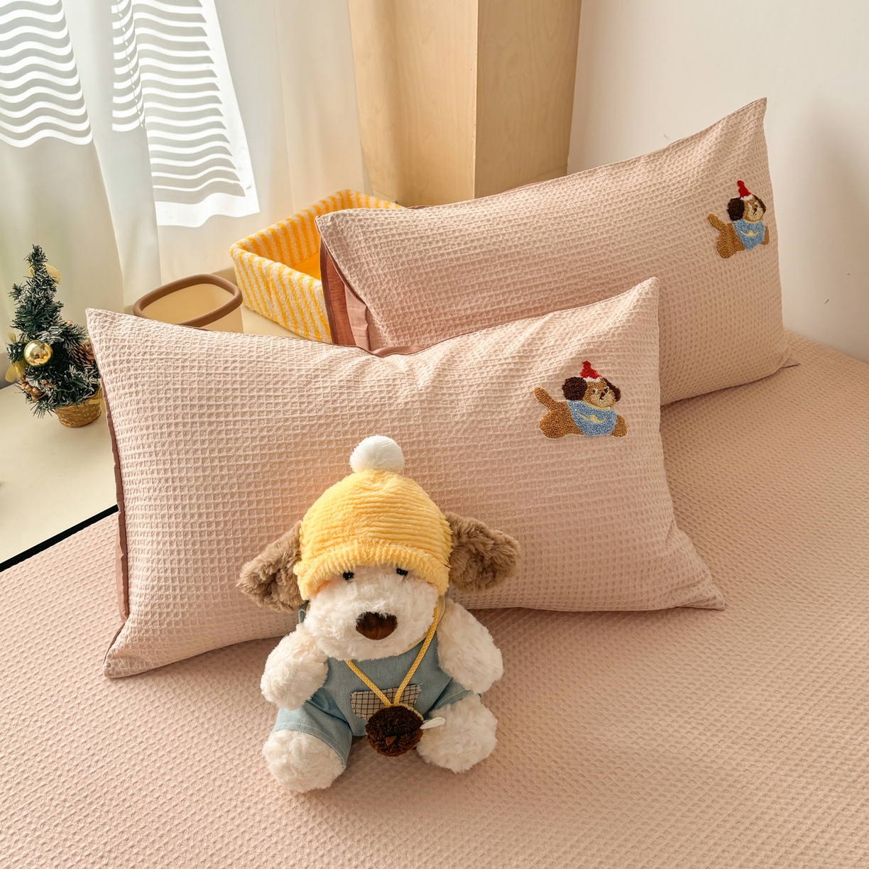 91家纺网 家纺一手货源 找家纺 雅居纺家纺 2026新款全棉华夫格毛巾绣单品系列 米驼腊肠狗