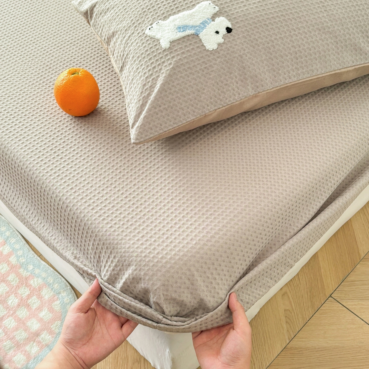 91家纺网 家纺一手货源 找家纺 雅居纺家纺 2026新款全棉华夫格毛巾绣单品系列 浅灰围脖小狗