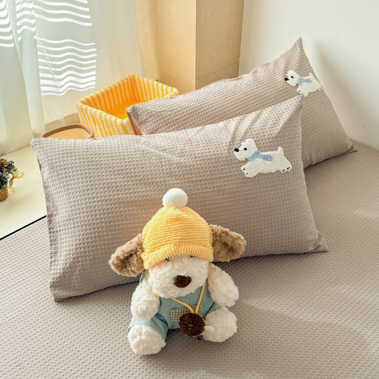 91家纺网 家纺一手货源 找家纺 雅居纺家纺 2026新款全棉华夫格毛巾绣单品系列 浅灰围脖小狗