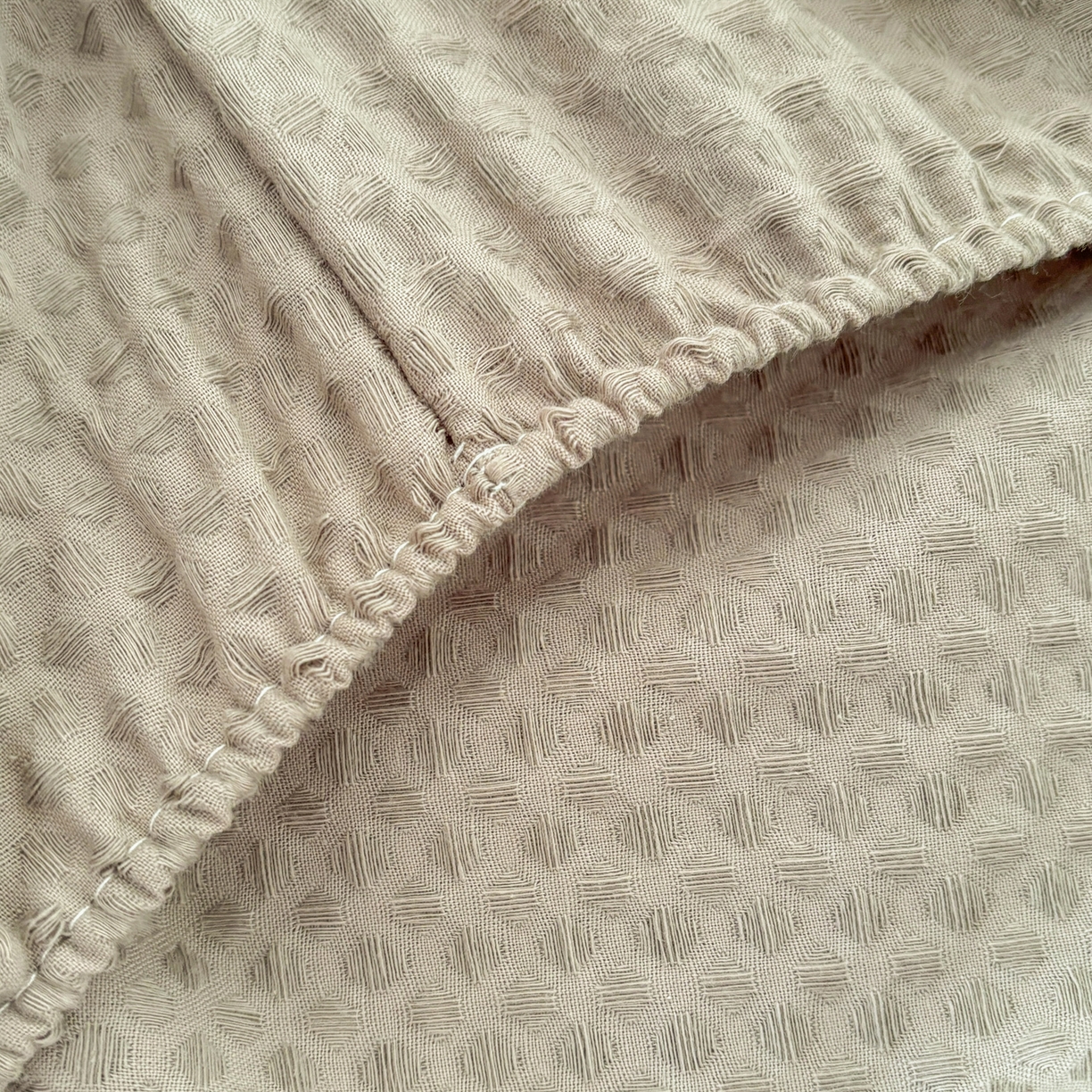 91家纺网 家纺一手货源 找家纺 雅居纺家纺 2026新款全棉华夫格毛巾绣单品系列 浅灰围脖小狗