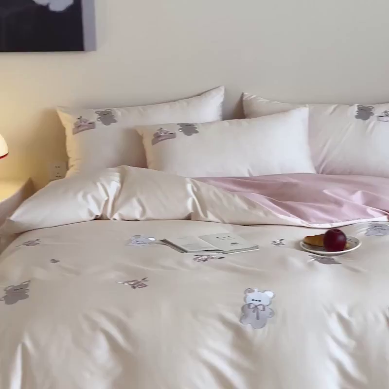 91家纺网 家纺一手货源 找家纺 （总）爱缦 2026新款100s全棉四件套-熊小花系列（此款券后控价：小号238，标准288，大号308）