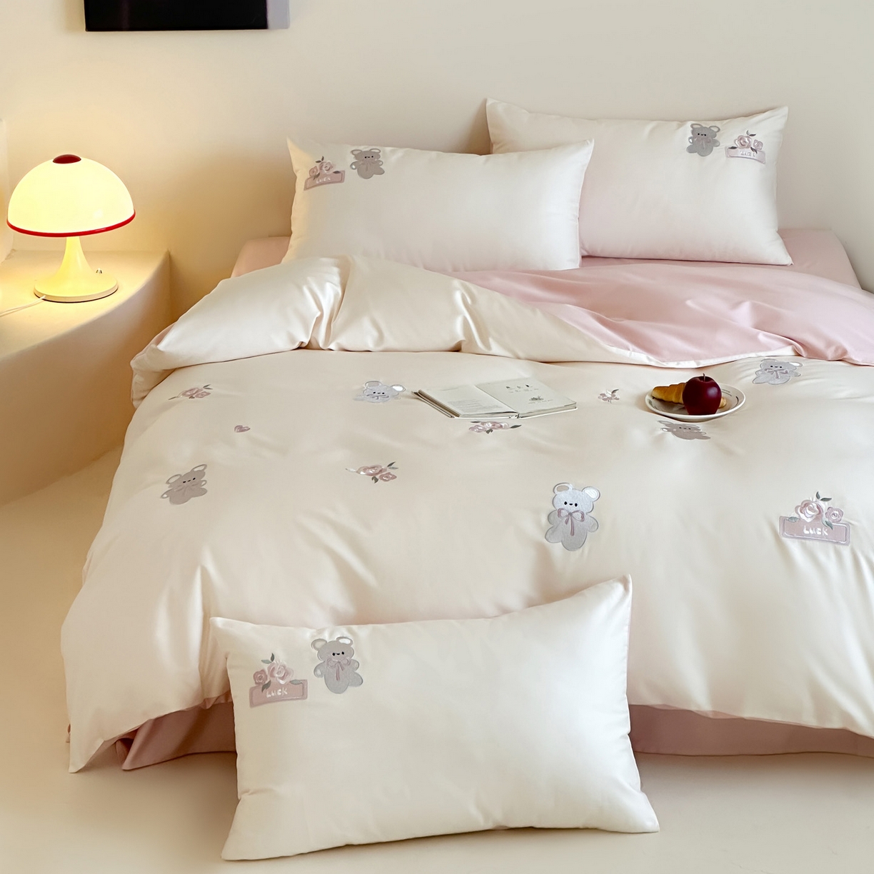 91家纺网 家纺一手货源 找家纺 （总）爱缦 2026新款100s全棉四件套-熊小花系列（此款券后控价：小号238，标准288，大号308）