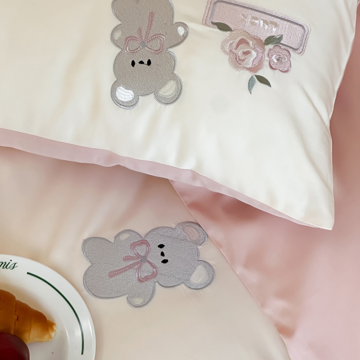 91家纺网 家纺一手货源 找家纺 （总）爱缦 2026新款100s全棉四件套-熊小花系列（此款券后控价：小号238，标准288，大号308）