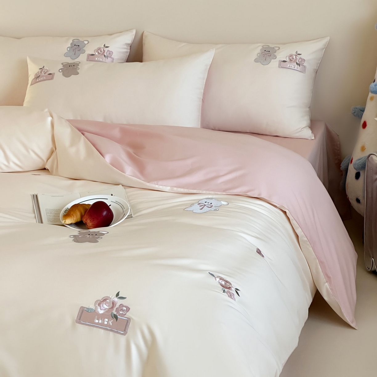 91家纺网 家纺一手货源 找家纺 （总）爱缦 2026新款100s全棉四件套-熊小花系列（此款券后控价：小号238，标准288，大号308）
