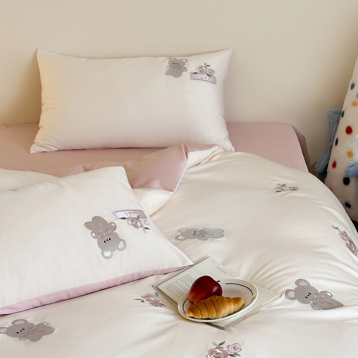 91家纺网 家纺一手货源 找家纺 （总）爱缦 2026新款100s全棉四件套-熊小花系列（此款券后控价：小号238，标准288，大号308）