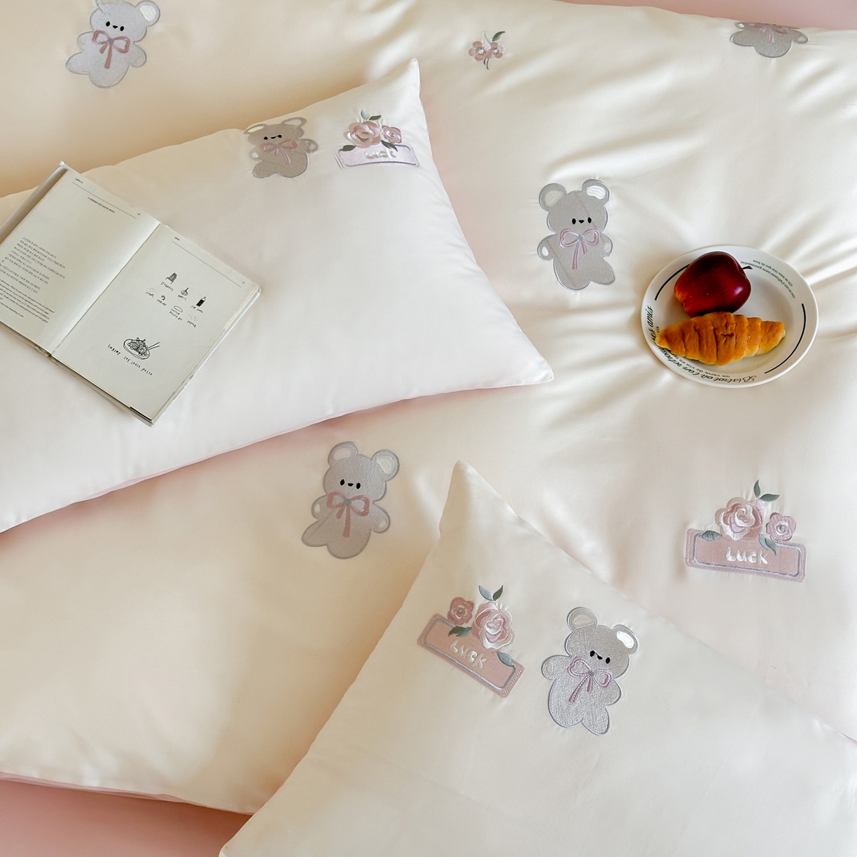 91家纺网 家纺一手货源 找家纺 （总）爱缦 2026新款100s全棉四件套-熊小花系列（此款券后控价：小号238，标准288，大号308）